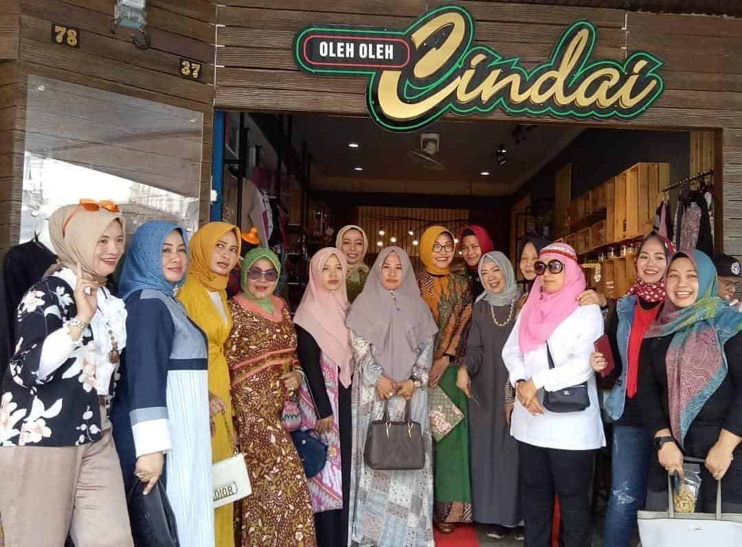 Cindai Toko Oleh-Oleh, 1. Toko Oleh – Oleh Khas Pontianak Komp. PSP, 2. Toko Happy Sisingamangaraja, 3. Pusat Belanja Kapuas Besar, 4. Toko Batik Ulfa Pontianak, 5. Aneka Olahan Lidah Buaya Barokah, 6. Ponti Bonti Cake Cokroaminoto, 7. Cindai Toko Oleh-Oleh, 8. Along Gajah Mada, 9. Toko Obor Oleh-Oleh Pontianak