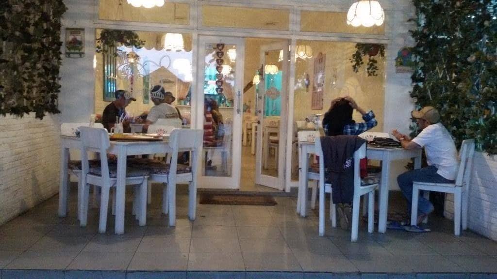 Dapur Putih, 1. Bejo’s Milk, 2. El’s Coffee, 3. Betrix Café, 4. Lembah Dempo Café &amp; Resto, 5. Sabin Coffee &amp; Resto, 6. Dapur Putih, 7. Kayu Watu Foodcourt N Café, 8. The Vintage Café, 9. Studio Djajan Metro, 10. Keiko Bahabia