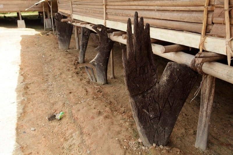 Dekorasi Penuh Arti, Letak Permukiman Suku Huaulu, Keunikan Rumah Adat Baileo, 5. Dekorasi Penuh Arti, 6. Jumlah Tiang dan Batu Pamali