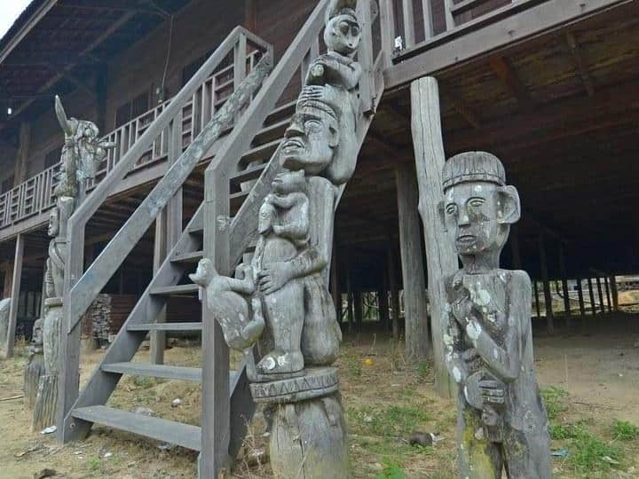 Dekorasi Rumah yang Sarat Akan Nilai Filosofis, 1. Ukuran Rumah , 2. Material Rumah , 3. Dekorasi Rumah yang Sarat Akan Nilai Filosofis, 4. Simbol Gotong Royong dan Kerukunan, 5. Simbol Naga di Atap Rumah, 6. Rumah Sekaligus Objek Wisata