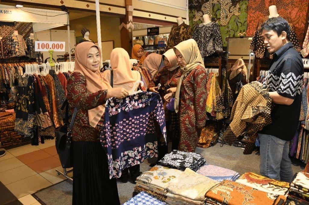 Dekarnasda Jabar, 1. Danar Hadi, 2. Batik Komar, 3. PD Manon Jaya , 4. Hasan Batik , 5. Wonderful Galeri Batik &amp; Bordir , 6. Toko Batik Keris , 7. Toko Batik Kristin, 8. Toko Batik Solo , 9. Rumah Batik Cipaku , 10. Dekarnasda Jabar