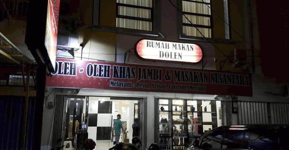 Dolen Oleh-Oleh &amp; Masakan Khas Jambi, 1. Temphoyac Jambi , 2. Pusat Oleh - Oleh &amp; Souvenir Khas Jambi , 3. Kerinci Merch, 4. Jakoz Pabrik Oleh-oleh Jambi, 5. Oleh-Oleh Pak Dj Khas Jambi, 6. Sentra Oleh-Oleh Jambi, 7. Dolen Oleh-Oleh &amp; Masakan Khas Jambi, 8. Moro Bootwear (Gudang Sepatu Jambi), 9. Batik Jambi Azmiah, 10. Batik Jambi Cempaka Putih