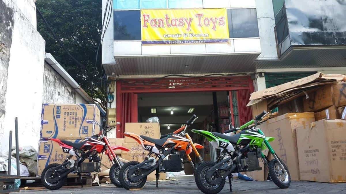 Fantasy Kids Toys, 1. DBS Toy Stores, 2. Fantasy Kids Toys, 3. Kidz Station Tunjungan Plaza, 4. Toko Mainan dan Alat Tulis Hidayah, 5. Cliff Toys Royal Plaza, 6. Kudo Toys, 7. Toys Kingdom Pakuwon Mall, 8. Toko Mainan Anak Nirwana, 9. Madonna Toys, 10. Toko Aneka Mainan