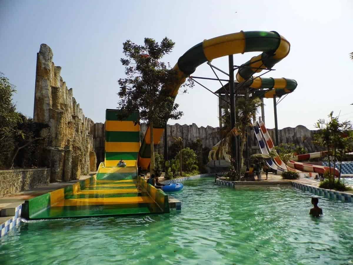 Gumul Paradise, 1. Gumul Paradise, 2. Kolam Renang Goa Selomangkleng, 3. Kolam Renang Surowono, 4. Melta Waterland, 5. Kediri Waterpark, 6. Kolam Renang Tirtoyoso, 7. Sumber Ngadiloyo, 8. Kolam Renang Eco Park, 9. Kolam Renang Tirta Indah, 10. Kolam Renang Ngeletih