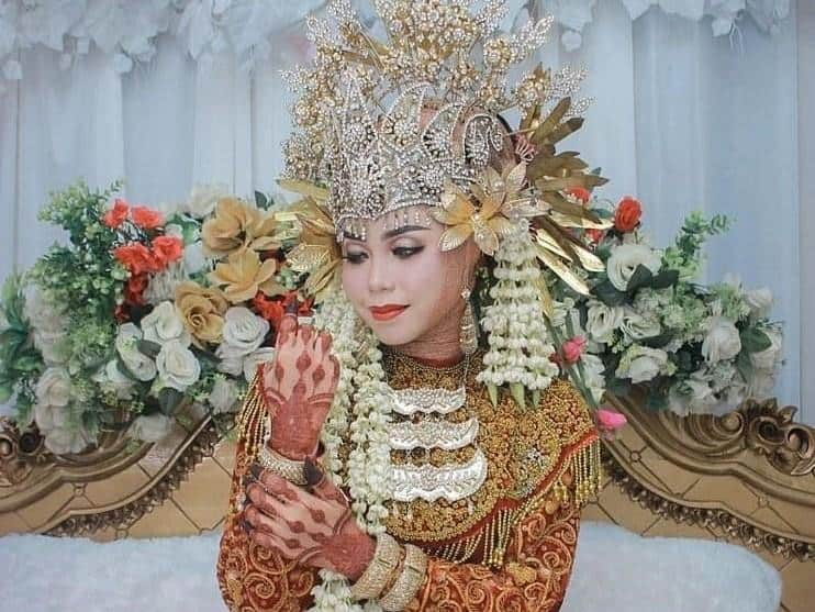 Gelang , 1. Telukuk, 2. Teratai Dada, 3. Kalung Panjang, 4. Gelang , 5. Cincin , 1. Lacak, 2. Keris, 3. Gelang, 4. Ikat Pinggang