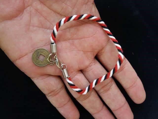 Gelang Tridatu Bali, 1. Baju Barong, 2. Kain Bali, 3. Pie Susu, 4. Produk Spa, 5. Kopi Kintamani, 6. Salak Bali, 8. Kerajinan Perak Celuk, 9. Kacang Bali