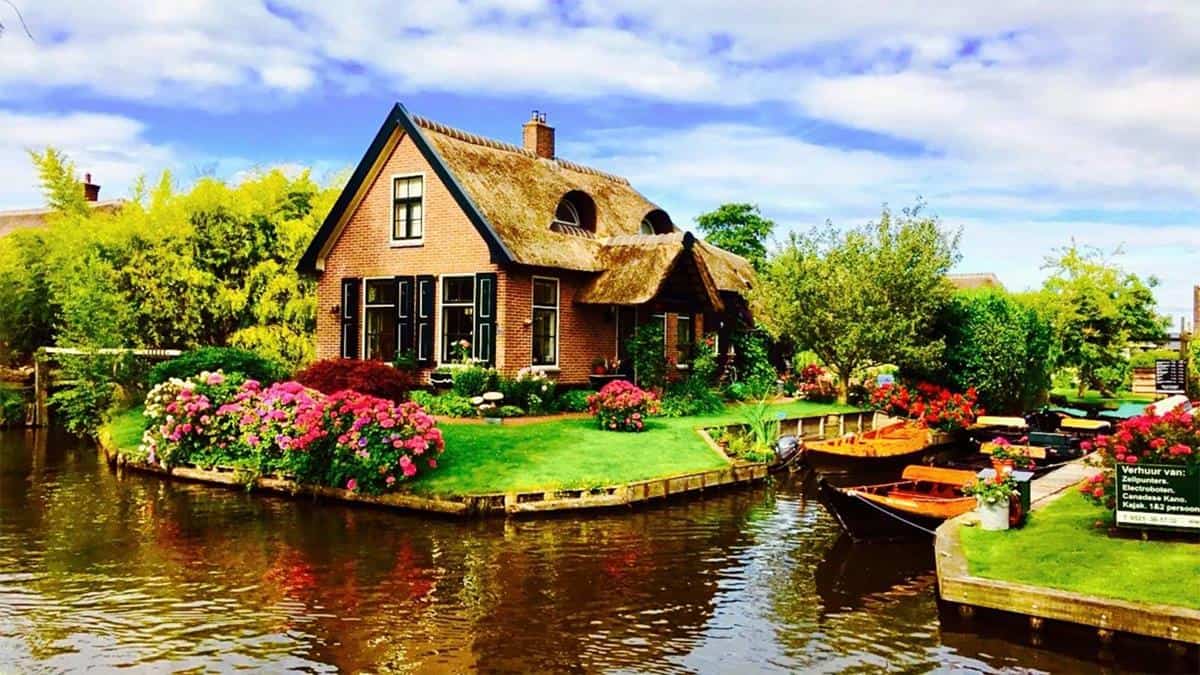 Giethoorn, Belanda , 1. Popeye Village, Malta, 2. Hallstatt, Austria, 3. Cinque Terre, Italy, 4. Bibury, Inggris, 5. Shirakawa-go, Japan, 6. Giethoorn, Belanda, 7. Ping’an Village, China