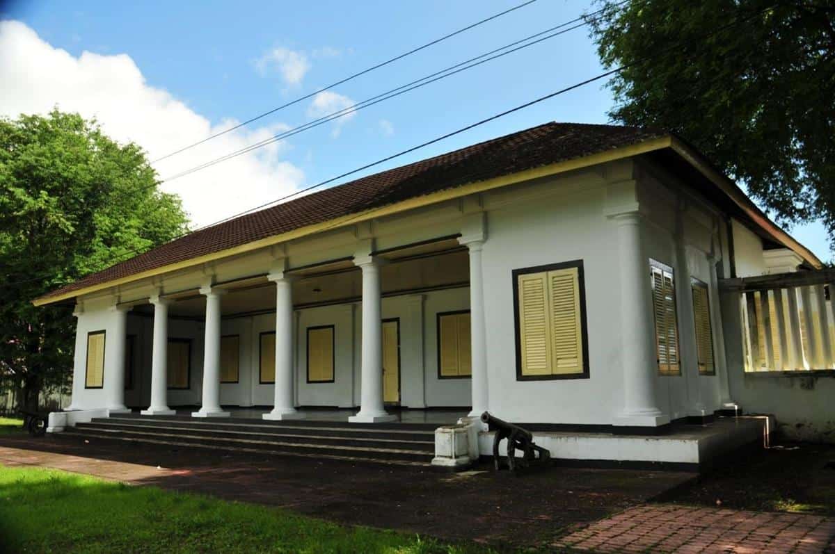 Istana Mini, 1. Rumah Pengasingan Bung Hatta, 2. Pulau Pisang, 3. Gunung Api Banda, 4. Benteng Belgica, 5. Rumah Budaya Banda Neira, 6. Istana Mini, 7. Benteng Nassau, 8. Pulau Hatta, 9. Pulau Nailaka