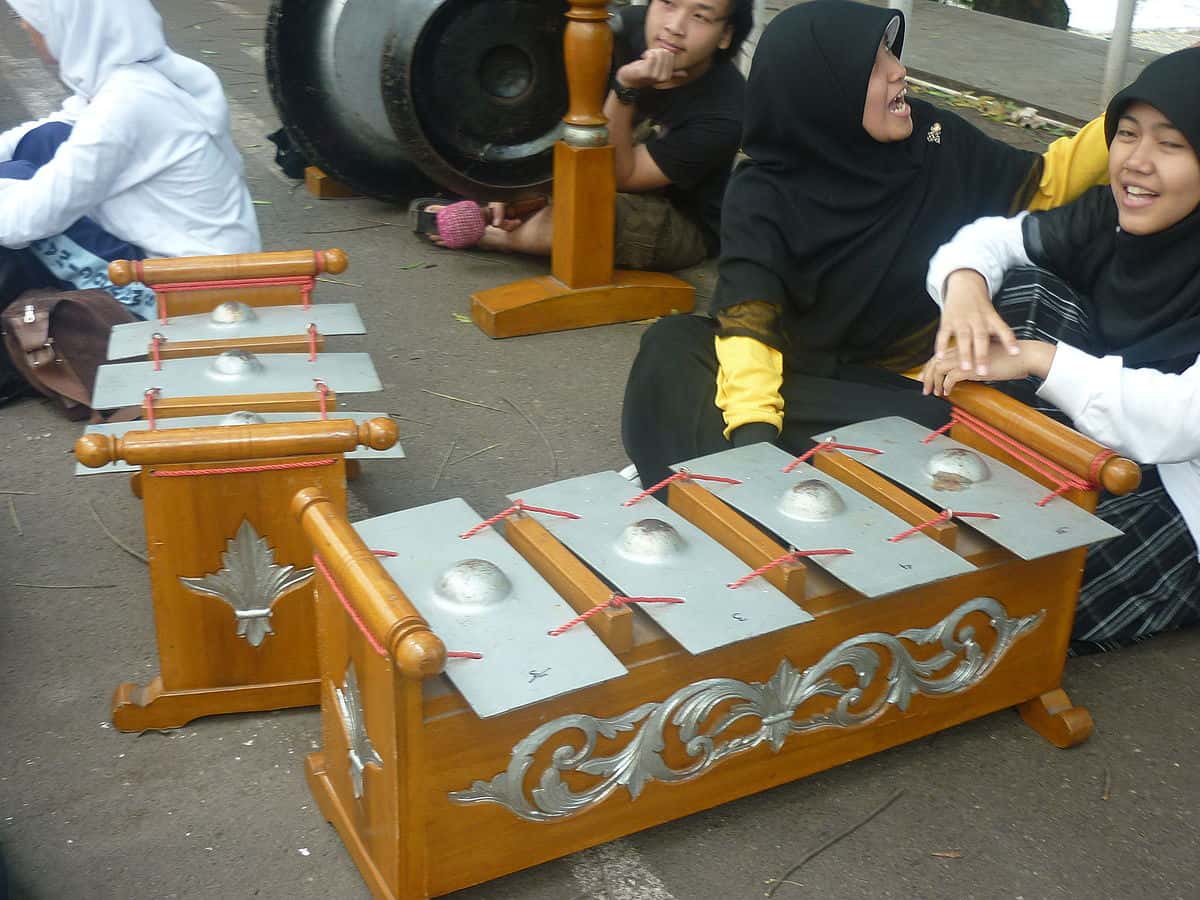1. Angklung, 2. Suling, 3. Gendang, 4. Kacapi, 5. Calung, 6. Karinding, 7. Jentreng, 8. Siter & Celempung, 9. Jenglong, 10. Rebab