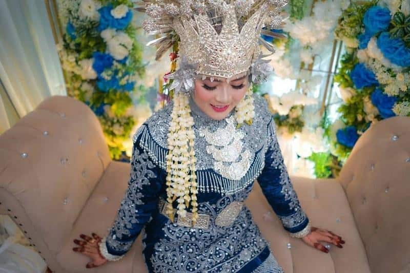 Kalung Panjang, 1. Telukuk, 2. Teratai Dada, 3. Kalung Panjang, 4. Gelang , 5. Cincin , 1. Lacak, 2. Keris, 3. Gelang, 4. Ikat Pinggang