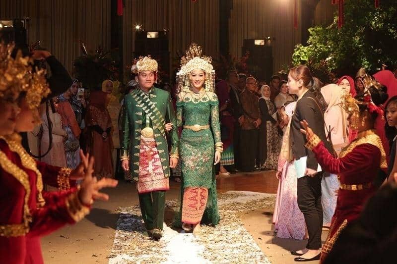 Kegunaan Baju Seting dan Kain Cual, Asal Mula Baju Seting dan Kain Cual, Pakaian Adat Bangka Belitung Perempuan, Pakaian Adat Bangka Belitung Laki-Laki, Kegunaan Baju Seting dan Kain Cual, Aksesori Baju Seting dan Kain Cual
