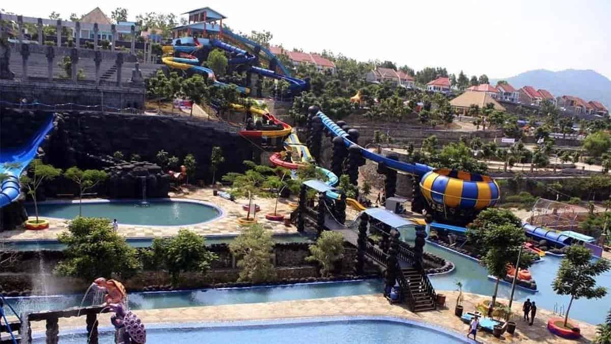 Kediri Waterpark, 1. Gumul Paradise, 2. Kolam Renang Goa Selomangkleng, 3. Kolam Renang Surowono, 4. Melta Waterland, 5. Kediri Waterpark, 6. Kolam Renang Tirtoyoso, 7. Sumber Ngadiloyo, 8. Kolam Renang Eco Park, 9. Kolam Renang Tirta Indah, 10. Kolam Renang Ngeletih