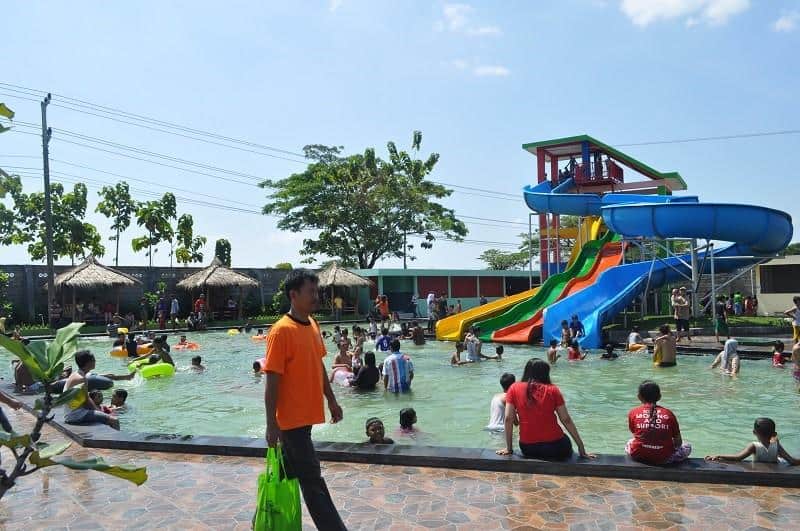 Kedungan Waterpark, 1. Kolam Renang Pesona Alam Tirta, 2. Kolam Renang Taman Air Pancingan 100 Janti, 3. Kolam Renang Waterpark Pluneng, 4. Kolam Renang Prilon Ketandan, 5. Waterboom Umbul Cokro Tulung, 6. Tirtonirmolo Waterpark Galuh, 7. Kolam Renang Ponggok Ciblon, 8. Kolam Renang Tirta Yudha Bakti, 9. Kolam Renang Umbul Siblarak, 10. Kedungan Waterpark