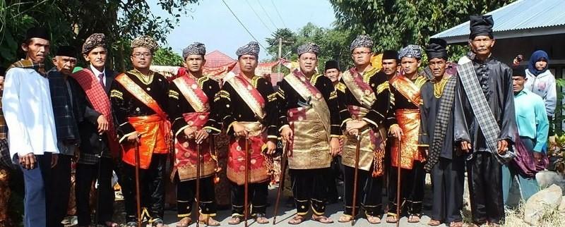 Keris dan Tongkat, Makna Dibalik Kata Limpapeh, Bagian-Bagian Pakaian Adat Padang, Bagian Pakaian Adat Wanita Padang, Bagian Pakaian Adat Laki-Laki Padang