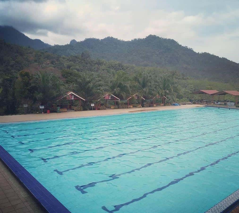 Kolam Renang ABG (Air Dingin Batu Gadang), 1. Kolam Renang Teratai, 2. Kolam Renang FIK UNP, 3. Kolam Renang ABG (Air Dingin Batu Gadang), 4. Kolam Renang Adzkia, 5. Water Park Christine Hakim Idea Park (CHIP Water Park), 6. Mifan Padang Panjang