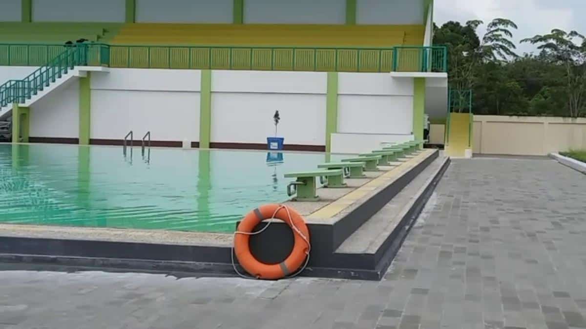 Kolam Renang Ampera, 1. Kolam Renang dan Bermain Jc Oevaang Oeray, 2. Waterpark Paradis-Q, 3. Kolam Renang Muara Kapuas, 4. Kolam Renang Ampera, 5. Kolam Renang Kapuas Palace, 6. Kolam Renang Delta Kapuas, 7. Kolam Renang Tirta Yudha Tanjungpura, 8. Kolam Renang Mitra Khatulistiwa, 9. Kolam Renang Tirta Indah Mempawah, 10. Kolam Renang Harris Hotel Pontianak