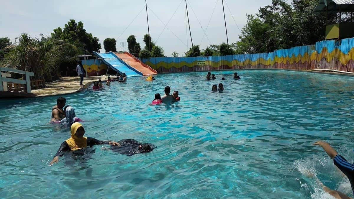 Kolam Renang BRD Pekalongan Dreams Big Park , 1. Dupan Water Park, 2. Kolam Renang BRD Pekalongan Dreams Big Park , 3. Kolam Renang Binali Tirto, 4. Kolam Renang Banyubiru, 5. Kolam Renang Prima Graha Karanganyar, 6. Telaga Al-Kautsar, 7. Kolam Renang Kedung Ketjeh, 8. Kolam Renang Kulu Asri, 9. Kolam Renang Bandar EcoPark, 10. Kolam Renang Sendang Sari