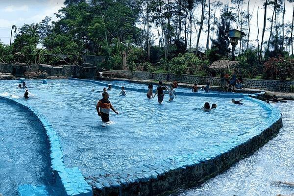 Kolam Renang Eco Park, 1. Gumul Paradise, 2. Kolam Renang Goa Selomangkleng, 3. Kolam Renang Surowono, 4. Melta Waterland, 5. Kediri Waterpark, 6. Kolam Renang Tirtoyoso, 7. Sumber Ngadiloyo, 8. Kolam Renang Eco Park, 9. Kolam Renang Tirta Indah, 10. Kolam Renang Ngeletih