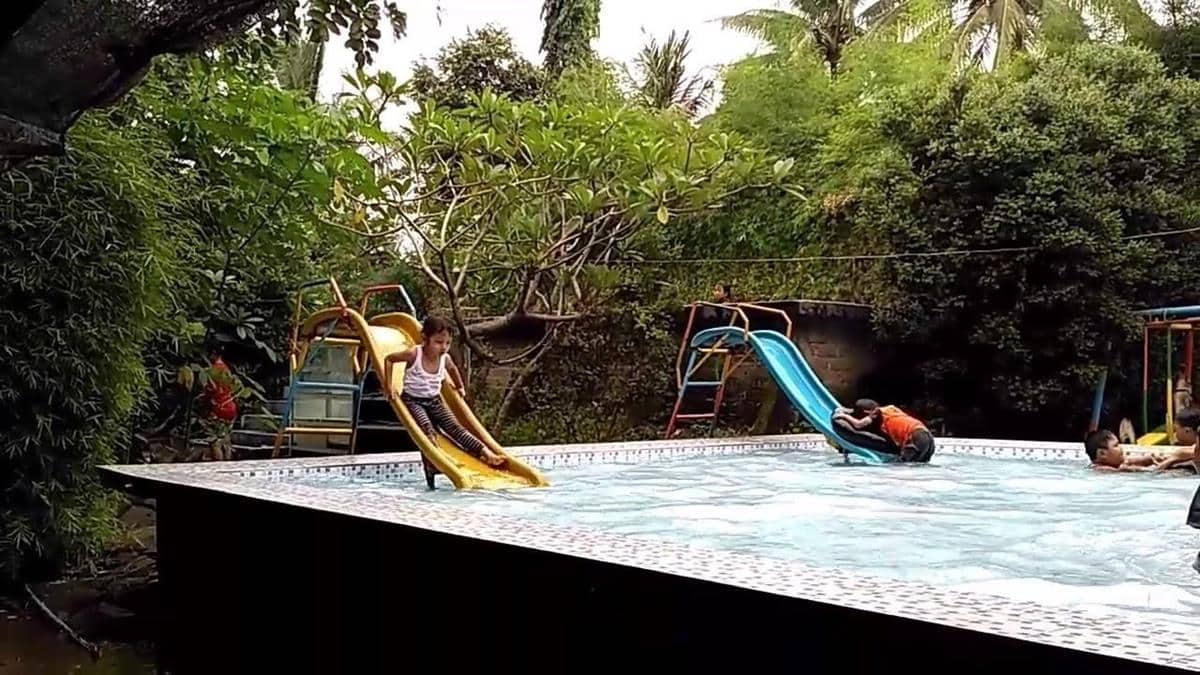 Kolam Renang Ngeletih, 1. Gumul Paradise, 2. Kolam Renang Goa Selomangkleng, 3. Kolam Renang Surowono, 4. Melta Waterland, 5. Kediri Waterpark, 6. Kolam Renang Tirtoyoso, 7. Sumber Ngadiloyo, 8. Kolam Renang Eco Park, 9. Kolam Renang Tirta Indah, 10. Kolam Renang Ngeletih