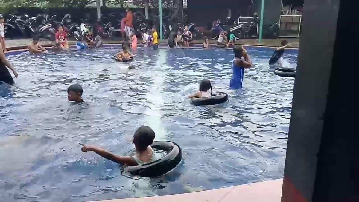 Kolam Renang Ngleter, 1. Kolam Renang Gladiol, 2. Kolam Renang Karet Mendut, 3. Kolam Renang Kyai Langgeng, 4. Kolam Renang Soekotjo, 5. Kolam Renang Hotel Trio, 6. Sendang Hageng Tirta Kencana, 7. Kolam Renang Ngleter, 8. Pemandian Kalibening, 9. Kolam Renang Tirta Kencana, 10. Kolam Renang Giri Kulon
