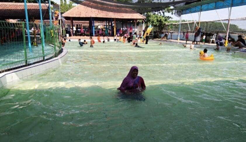 Kolam Renang Prima Graha Karanganyar, 1. Dupan Water Park, 2. Kolam Renang BRD Pekalongan Dreams Big Park , 3. Kolam Renang Binali Tirto, 4. Kolam Renang Banyubiru, 5. Kolam Renang Prima Graha Karanganyar, 6. Telaga Al-Kautsar, 7. Kolam Renang Kedung Ketjeh, 8. Kolam Renang Kulu Asri, 9. Kolam Renang Bandar EcoPark, 10. Kolam Renang Sendang Sari
