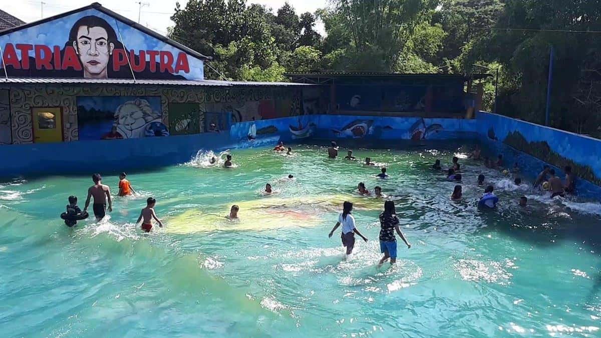 Kolam Renang Sebani 2, 1. Kolam Renang Arsmeper, 3. Safari Water World, 4. Pemandian Banyu Biru, 5. Waterpark Taman Dayu, 6. Saygon Waterpark, 7. Telogo Sewu Swimming Pool, 8. Kolam Renang Sebani 2, 9. Kolam Renang Makoya, 10. Kolam Renang LPS