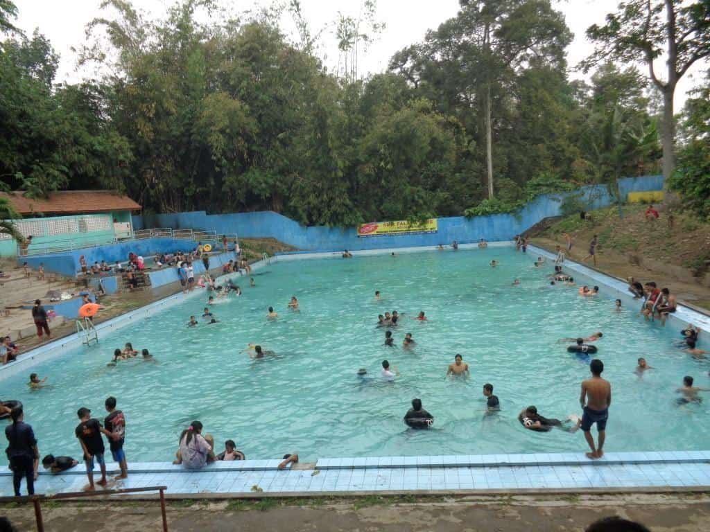Kolam Renang Surowono, 1. Gumul Paradise, 2. Kolam Renang Goa Selomangkleng, 3. Kolam Renang Surowono, 4. Melta Waterland, 5. Kediri Waterpark, 6. Kolam Renang Tirtoyoso, 7. Sumber Ngadiloyo, 8. Kolam Renang Eco Park, 9. Kolam Renang Tirta Indah, 10. Kolam Renang Ngeletih