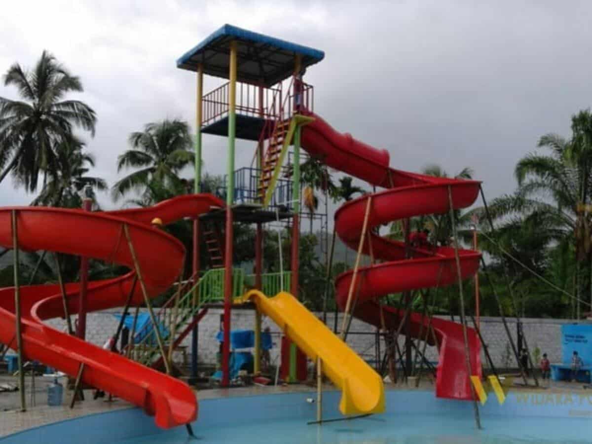 Kolam Renang Wika, 1. Kolam Renang Sepinggan Pratama, 2. Caribbean Island Water Park , 3. Mulawarman Swimming Pool, 4. Aquaboom Waterpark, 5. Balikpapan Sport Center, 6. Kolam Renang Wika, 7. Griya Waterpark, 8. Kolam Renang Borneo Bay City, 9. Swimming Pool Le Grandeur , 10. Swimming Pool Grand Tjokro Balikpapan 