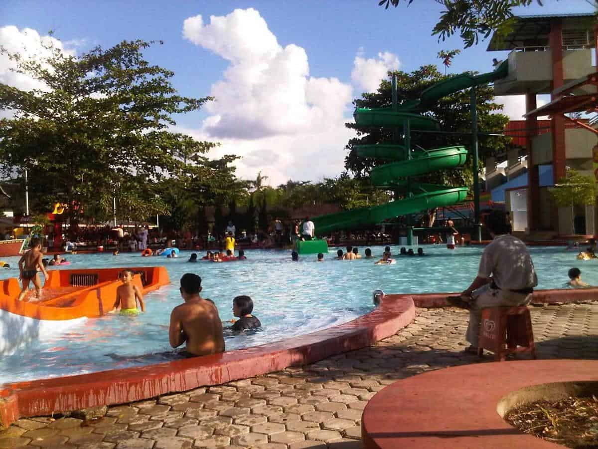 Kolam Renang dan Bermain Jc Oevaang Oeray, 1. Kolam Renang dan Bermain Jc Oevaang Oeray, 2. Waterpark Paradis-Q, 3. Kolam Renang Muara Kapuas, 4. Kolam Renang Ampera, 5. Kolam Renang Kapuas Palace, 6. Kolam Renang Delta Kapuas, 7. Kolam Renang Tirta Yudha Tanjungpura, 8. Kolam Renang Mitra Khatulistiwa, 9. Kolam Renang Tirta Indah Mempawah, 10. Kolam Renang Harris Hotel Pontianak