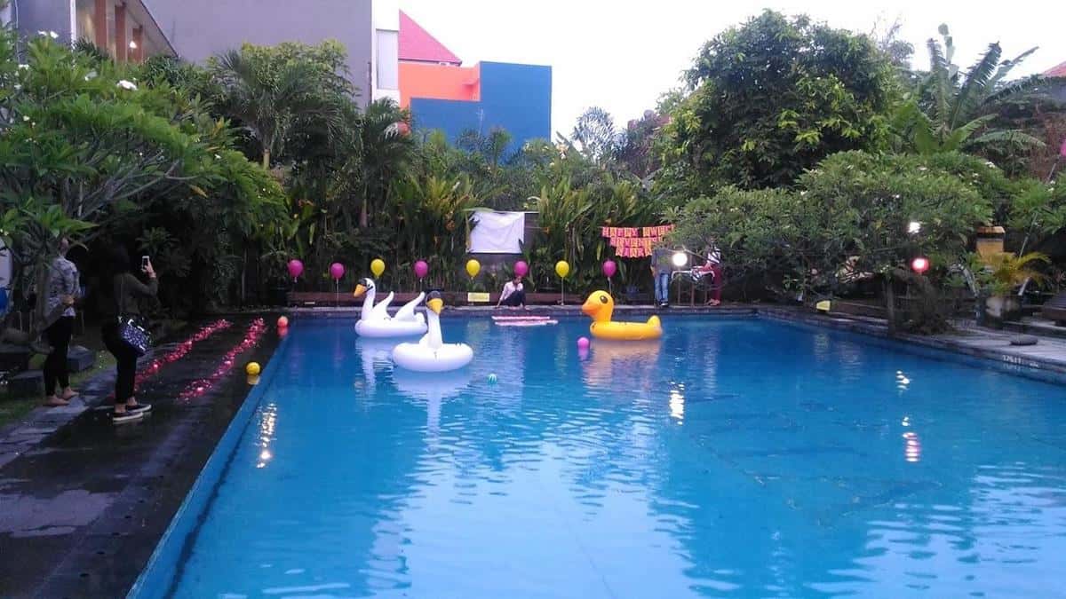 Kolam Renang Aria , 1. Kolam Renang Aria , 2. Amarta Regis Pool, 3. Augi Sport Center , 4. Citraland Waterpark , 5. Tirta Ayu Sanur, 6. MU Sport Club , 7. Besakih Beach Hotel Pool & Bar, 8. Tirta Jaya Abadi Pool, 9. Mimba Pool dan Spa, 10. Dolphin Lodge Bali