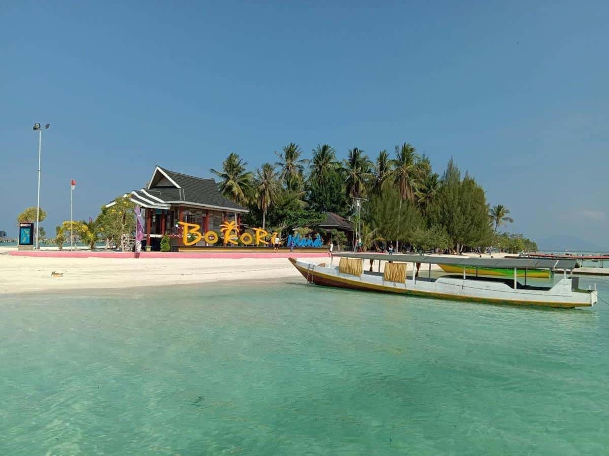 Pulau Wisata Bokori, 1. Pantai Waikesa, 2. Taman Nasional Wakatobi, 3. Pantai Meleura, 4. Pantai Lakeba, 5. Pantai Mutiara Buton, 6. Pulau Labengki Toli-Toli, 7. Pantai Nirwana Bau Bau, 8. Pantai Wabokeo, 9. Pulau Wisata Bokori, 10. Pantai La Poili