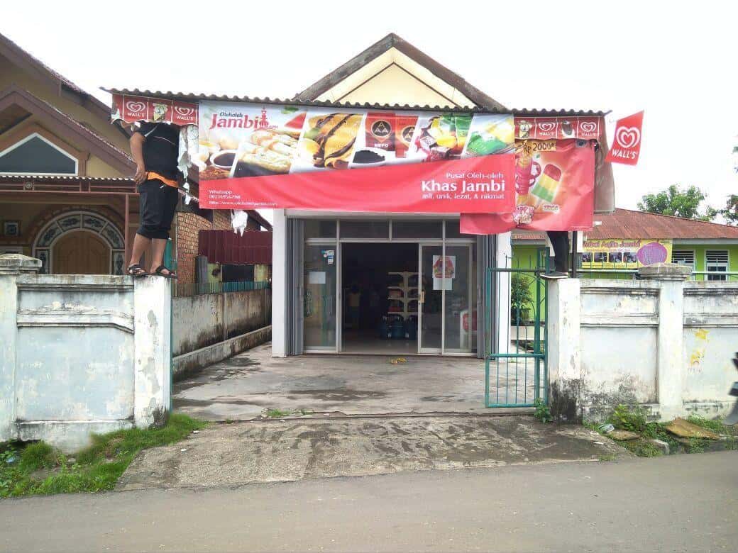 Pusat Oleh - Oleh &amp; Souvenir Khas Jambi , 1. Temphoyac Jambi , 2. Pusat Oleh - Oleh &amp; Souvenir Khas Jambi , 3. Kerinci Merch, 4. Jakoz Pabrik Oleh-oleh Jambi, 5. Oleh-Oleh Pak Dj Khas Jambi, 6. Sentra Oleh-Oleh Jambi, 7. Dolen Oleh-Oleh &amp; Masakan Khas Jambi, 8. Moro Bootwear (Gudang Sepatu Jambi), 9. Batik Jambi Azmiah, 10. Batik Jambi Cempaka Putih