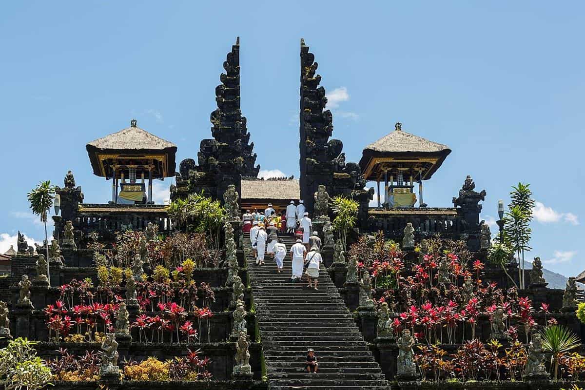 Pura Besakih, 1. Pura Besakih, 2. Museum Bali, 3. The Soekarno Centre, 4. Pura Tanah Lot, 5. Tirta Gangga, 6. Museum Blanco Renaissance, 7. Pura Luhur Uluwatu, 8. Puri Saren Agung, 9. Taman Ujung Karangasem, 10. Monumen Puputan Klungkung
