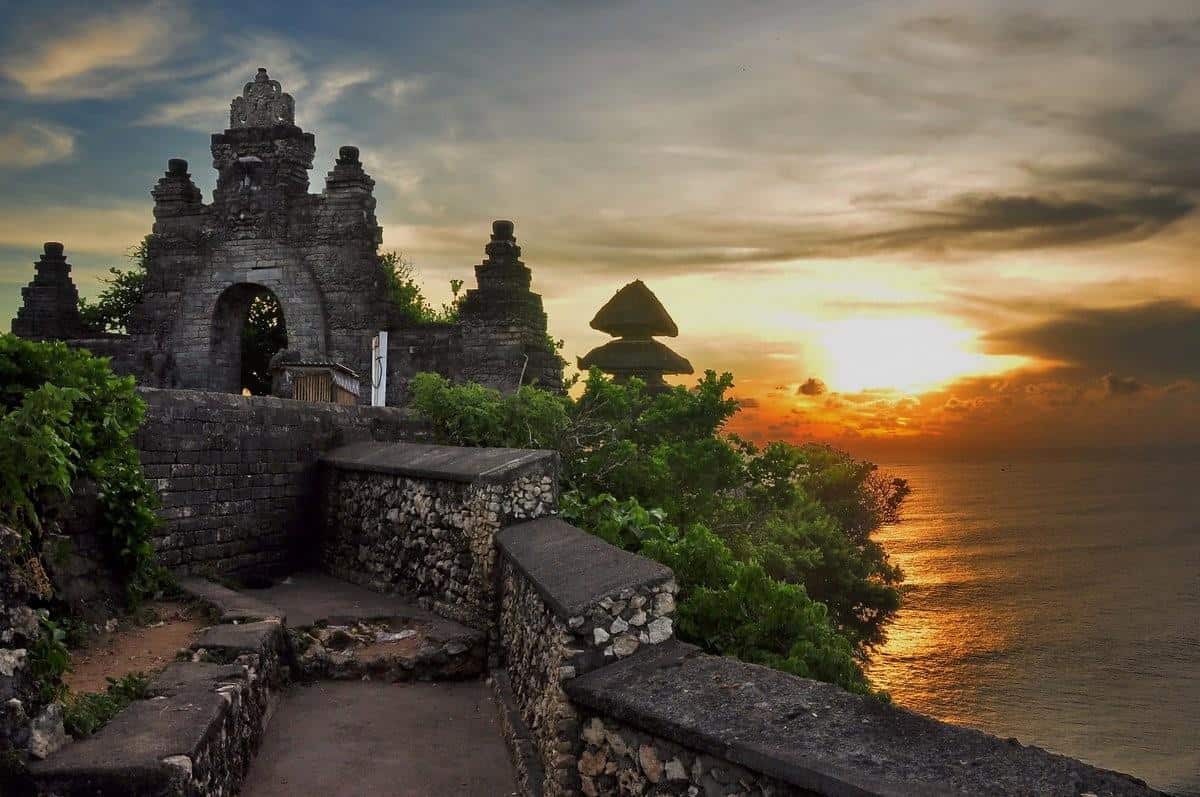 Pura Luhur Uluwatu, 1. Pura Besakih, 2. Museum Bali, 3. The Soekarno Centre, 4. Pura Tanah Lot, 5. Tirta Gangga, 6. Museum Blanco Renaissance, 7. Pura Luhur Uluwatu, 8. Puri Saren Agung, 9. Taman Ujung Karangasem, 10. Monumen Puputan Klungkung