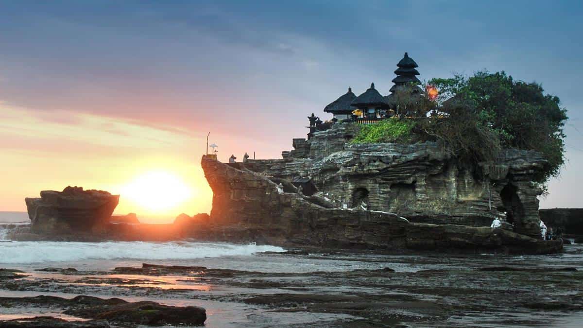 Pura Tanah Lot, 1. Pura Besakih, 2. Museum Bali, 3. The Soekarno Centre, 4. Pura Tanah Lot, 5. Tirta Gangga, 6. Museum Blanco Renaissance, 7. Pura Luhur Uluwatu, 8. Puri Saren Agung, 9. Taman Ujung Karangasem, 10. Monumen Puputan Klungkung