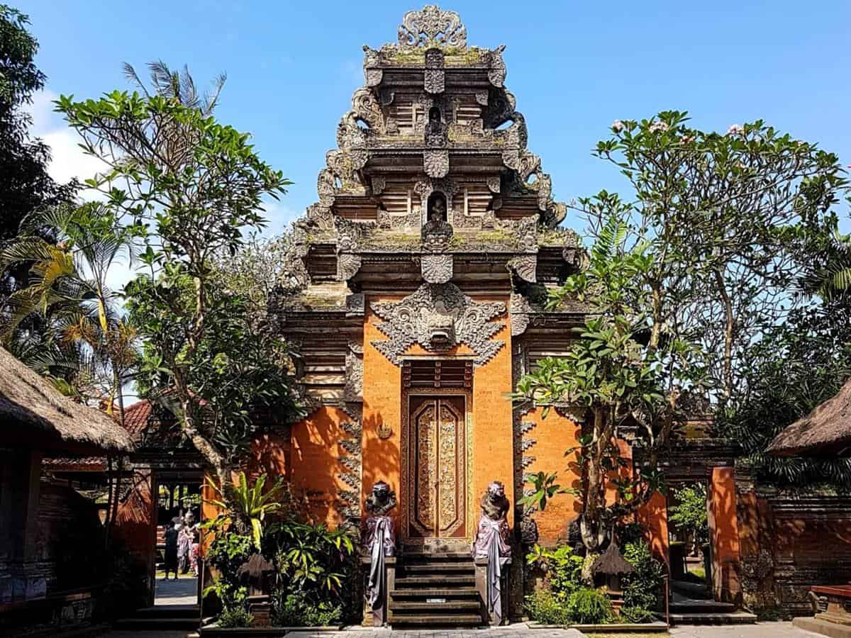 Puri Saren Agung, 1. Pura Besakih, 2. Museum Bali, 3. The Soekarno Centre, 4. Pura Tanah Lot, 5. Tirta Gangga, 6. Museum Blanco Renaissance, 7. Pura Luhur Uluwatu, 8. Puri Saren Agung, 9. Taman Ujung Karangasem, 10. Monumen Puputan Klungkung