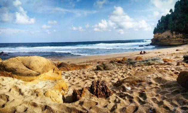 Pantai Banyutowo, 1. Pantai Sadranan, 2. Pantai Sadeng, 3. Pantai Solong, 4. Pantai Bandengan, 5. Pantai Pecaron, 6. Pantai Banyutowo, 7. Pantai Bopong Puring, 8. Pantai Menganti, 9. Pantai Nampu, 10. Pantai Sembukan