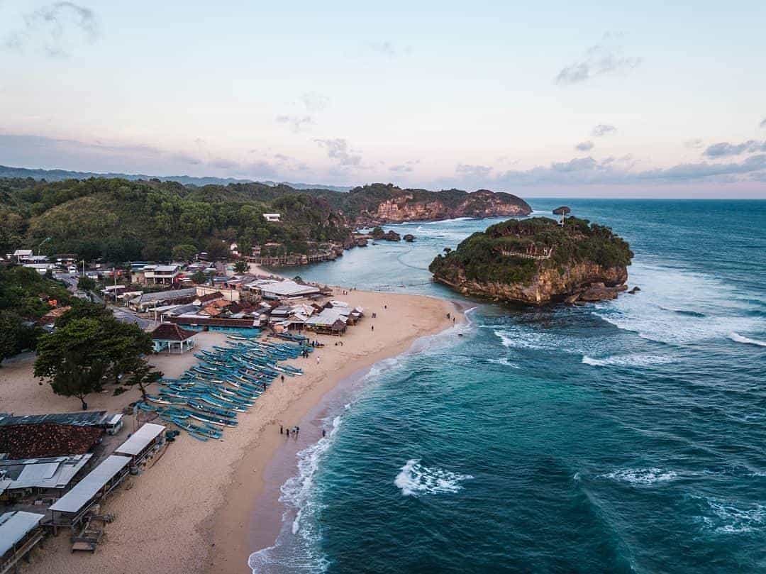 Pantai Drini, 1. Pantai Pok Tunggal, 2. Pantai Indrayanti, 3. Pantai Siung, 4. Pantai Ngrenehean, 5. Pantai Sadranan, 6. Pantai Drini, 7. Pantai Ngobaran, 8. Pantai Ngrumput, 9. Pantai Ngandong, 10. Pantai Kesirat