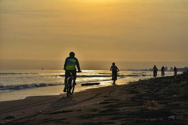 Pantai Karangmalang, 1. Pantai Cahaya, 2. Pantai Karangmalang, 3. Pantai Muara Kencan, 4. Pantai Wisata Ngebum, 5. Pantai Kemangi, 6. Pantai Moro, 7. Pelabuhan Kendal