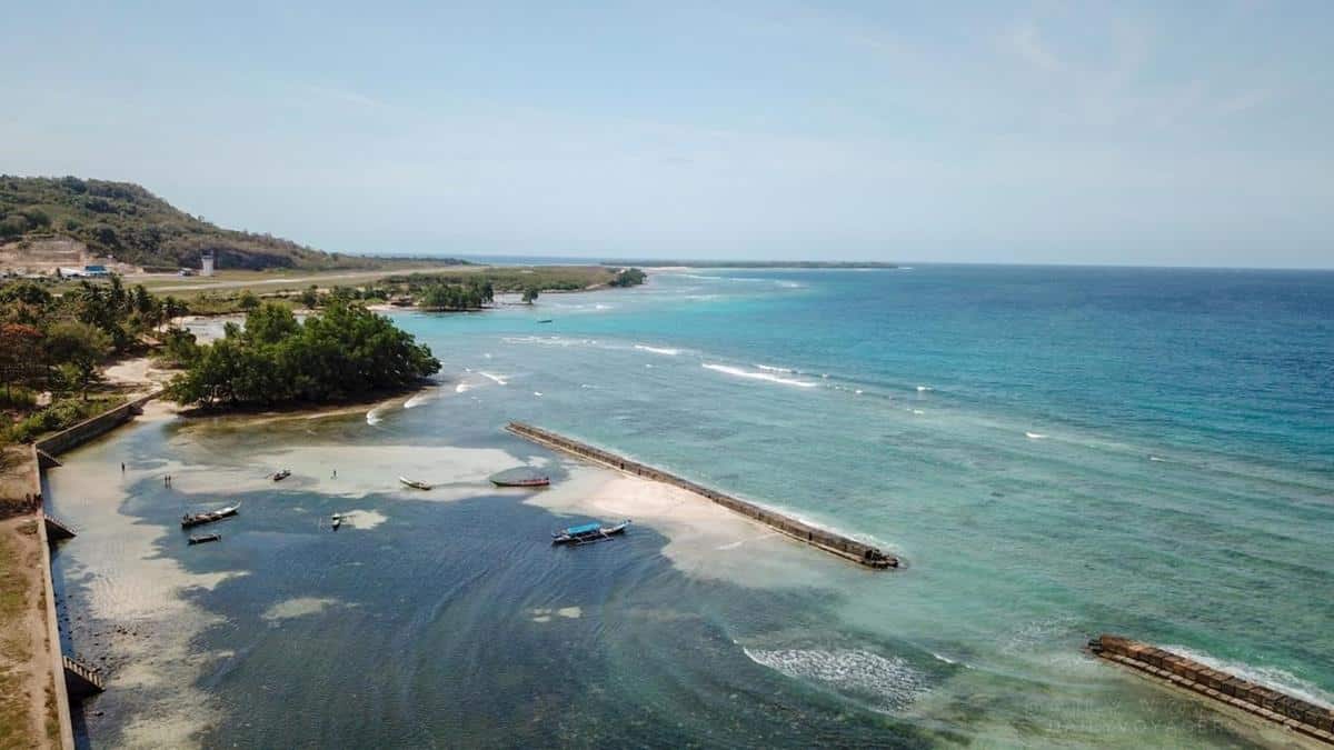 Pantai Mali, 1. Pantai Batu Putih, 2. Pantai Mali, 3. Bukit Hulnani, 4. Pulau Kepa, 5. Kolam Bidadari, 6. Pantai Pigewa, 7. Pantai Lingal, 8. Kampung Adat Takpala, 9. Taman Laut Selat Pantar, 10. Gunung Sirung