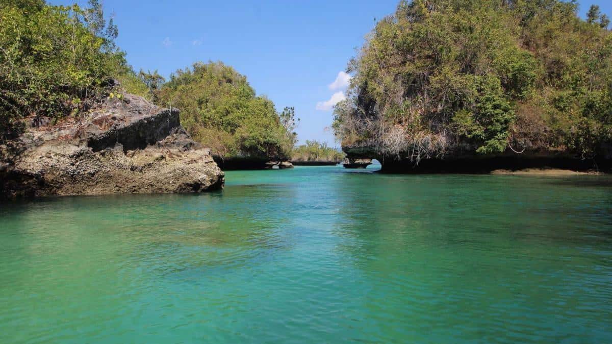 Pantai Meleura, 1. Pantai Waikesa, 2. Taman Nasional Wakatobi, 3. Pantai Meleura, 4. Pantai Lakeba, 5. Pantai Mutiara Buton, 6. Pulau Labengki Toli-Toli, 7. Pantai Nirwana Bau Bau, 8. Pantai Wabokeo, 9. Pulau Wisata Bokori, 10. Pantai La Poili