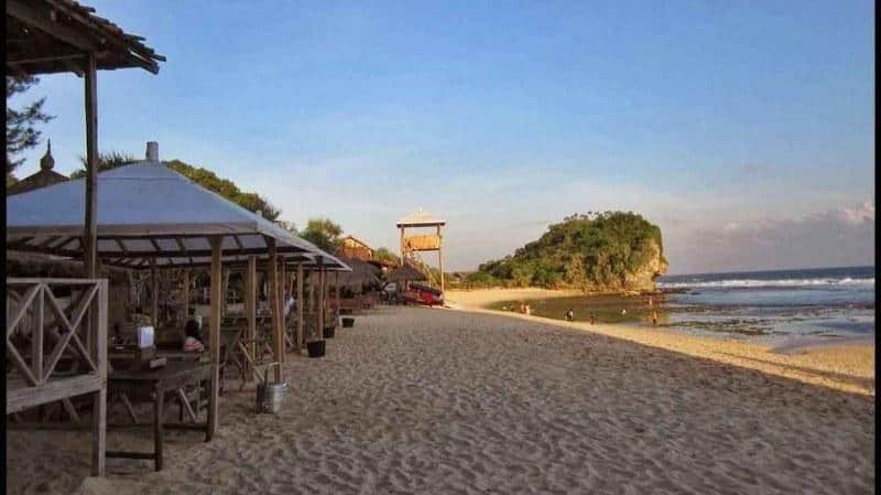 Pantai Muara Kencan, 1. Pantai Cahaya, 2. Pantai Karangmalang, 3. Pantai Muara Kencan, 4. Pantai Wisata Ngebum, 5. Pantai Kemangi, 6. Pantai Moro, 7. Pelabuhan Kendal