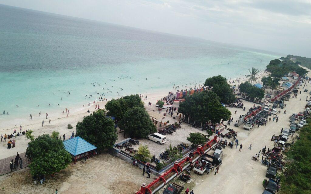 Pantai Mutiara Buton, 1. Pantai Waikesa, 2. Taman Nasional Wakatobi, 3. Pantai Meleura, 4. Pantai Lakeba, 5. Pantai Mutiara Buton, 6. Pulau Labengki Toli-Toli, 7. Pantai Nirwana Bau Bau, 8. Pantai Wabokeo, 9. Pulau Wisata Bokori, 10. Pantai La Poili