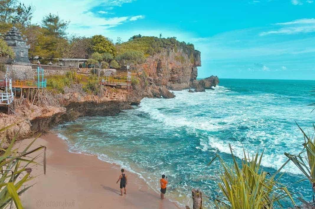 Pantai Ngobaran, 1. Pantai Pok Tunggal, 2. Pantai Indrayanti, 3. Pantai Siung, 4. Pantai Ngrenehean, 5. Pantai Sadranan, 6. Pantai Drini, 7. Pantai Ngobaran, 8. Pantai Ngrumput, 9. Pantai Ngandong, 10. Pantai Kesirat
