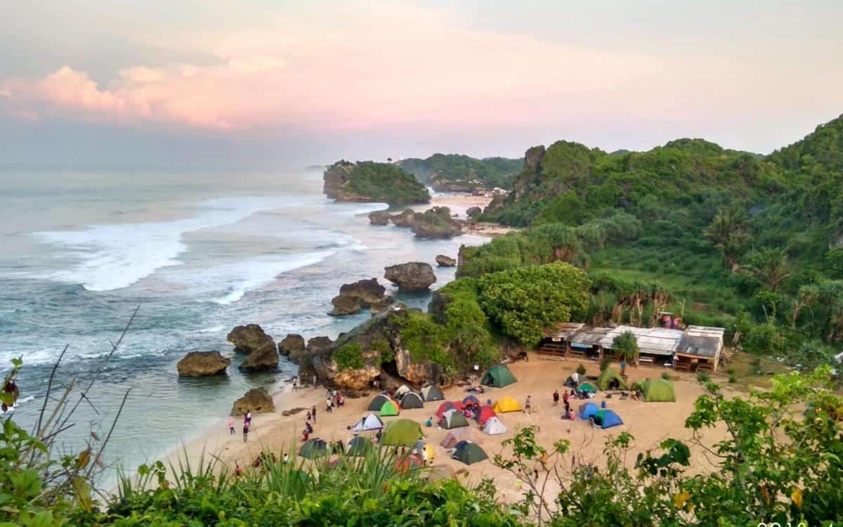 Pantai Ngrumput, 1. Pantai Pok Tunggal, 2. Pantai Indrayanti, 3. Pantai Siung, 4. Pantai Ngrenehean, 5. Pantai Sadranan, 6. Pantai Drini, 7. Pantai Ngobaran, 8. Pantai Ngrumput, 9. Pantai Ngandong, 10. Pantai Kesirat