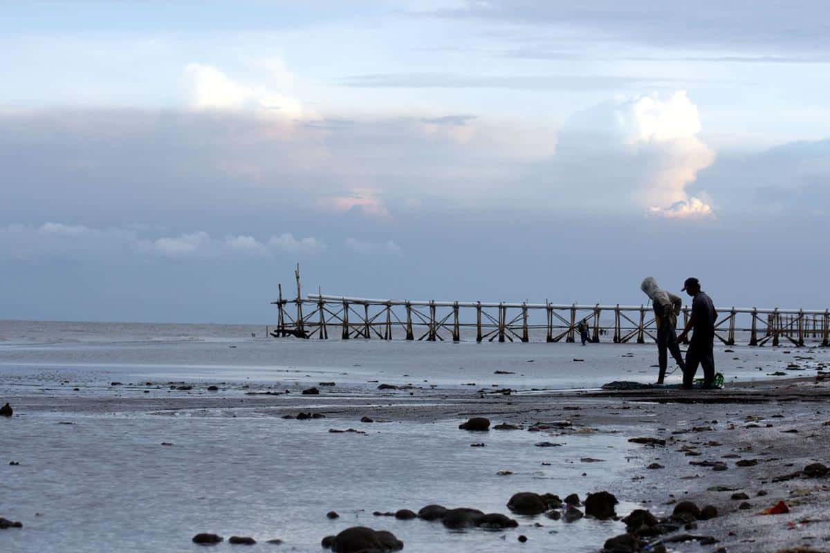 Pantai Pelangi, 1. Pantai Tanjung Pakis, 2. Pantai Tanjung Baru, 3. Pantai Samudra Baru, 4. Pantai Sedari, 5. Pantai Wisata Mangrove, 6. Pantai Mutiara Karawang, 7. Pantai Sarakan, 8. Pantai Wisata Alam Baru, 9. Pantai Pelangi, 10. Pantai Pisangan
