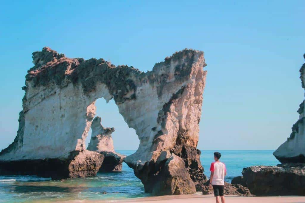 Pantai Pigewa, 1. Pantai Batu Putih, 2. Pantai Mali, 3. Bukit Hulnani, 4. Pulau Kepa, 5. Kolam Bidadari, 6. Pantai Pigewa, 7. Pantai Lingal, 8. Kampung Adat Takpala, 9. Taman Laut Selat Pantar, 10. Gunung Sirung