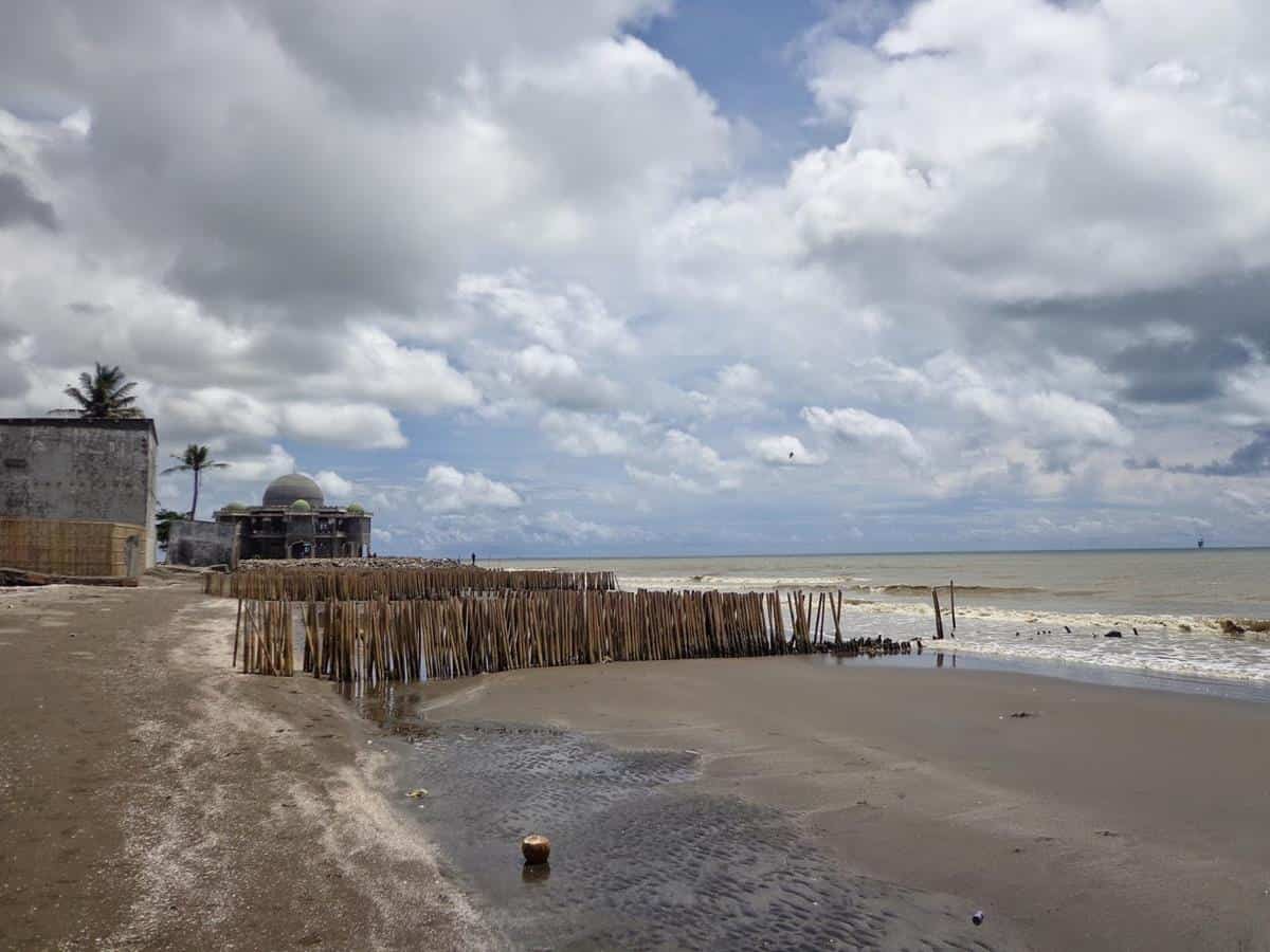 Pantai Pisangan, 1. Pantai Tanjung Pakis, 2. Pantai Tanjung Baru, 3. Pantai Samudra Baru, 4. Pantai Sedari, 5. Pantai Wisata Mangrove, 6. Pantai Mutiara Karawang, 7. Pantai Sarakan, 8. Pantai Wisata Alam Baru, 9. Pantai Pelangi, 10. Pantai Pisangan