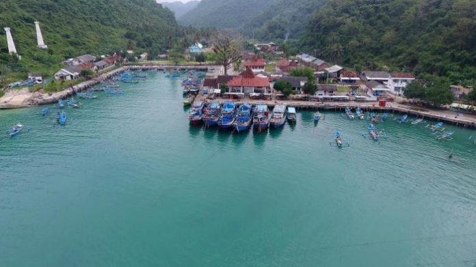 Pantai Sadeng, 1. Pantai Sadranan, 2. Pantai Sadeng, 3. Pantai Solong, 4. Pantai Bandengan, 5. Pantai Pecaron, 6. Pantai Banyutowo, 7. Pantai Bopong Puring, 8. Pantai Menganti, 9. Pantai Nampu, 10. Pantai Sembukan