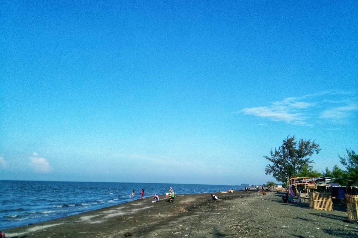 Pantai Sedari, 1. Pantai Tanjung Pakis, 2. Pantai Tanjung Baru, 3. Pantai Samudra Baru, 4. Pantai Sedari, 5. Pantai Wisata Mangrove, 6. Pantai Mutiara Karawang, 7. Pantai Sarakan, 8. Pantai Wisata Alam Baru, 9. Pantai Pelangi, 10. Pantai Pisangan